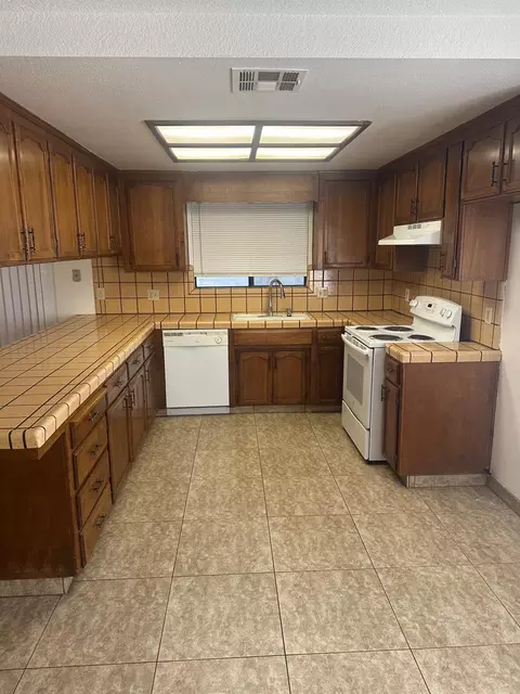 Kitchen - 557 Morgan St, Manteca, CA 95336 photo 4 of 4
