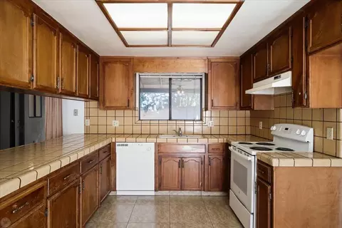 Kitchen - 557 Morgan St, Manteca, CA 95336 photo 3 of 4