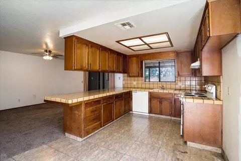 Kitchen - 557 Morgan St, Manteca, CA 95336 photo 2 of 4