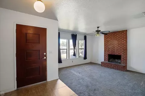 Living - 557 Morgan St, Manteca, CA 95336 photo 2 of 9