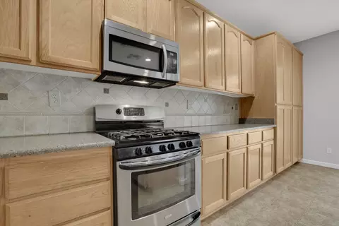 Kitchen - 901 Saffron Dr, Tracy, CA 95377 photo 4 of 6