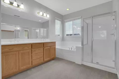 Bath - 901 Saffron Dr, Tracy, CA 95377 photo 4 of 6
