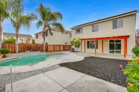 Exterior - 901 Saffron Dr, Tracy, CA 95377 photo 9 of 10