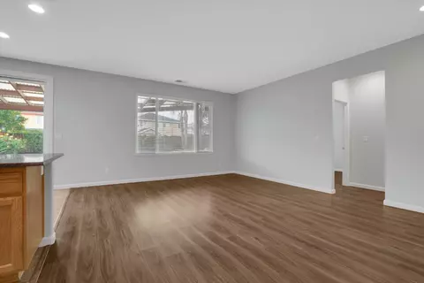 Living - 901 Saffron Dr, Tracy, CA 95377 photo 4 of 10