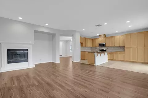 Living - 901 Saffron Dr, Tracy, CA 95377 photo 5 of 10