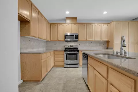 Kitchen - 901 Saffron Dr, Tracy, CA 95377 photo 3 of 6