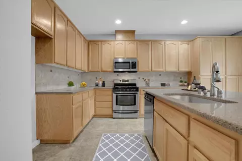 Kitchen - 901 Saffron Dr, Tracy, CA 95377 photo 5 of 6