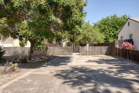 1541 Pearl St, Modesto, CA 95350 photo 2