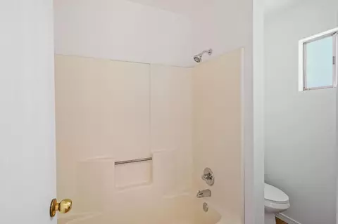 Bath - 1732 Heritage Dr, Merced, CA 95341 photo 1 of 3
