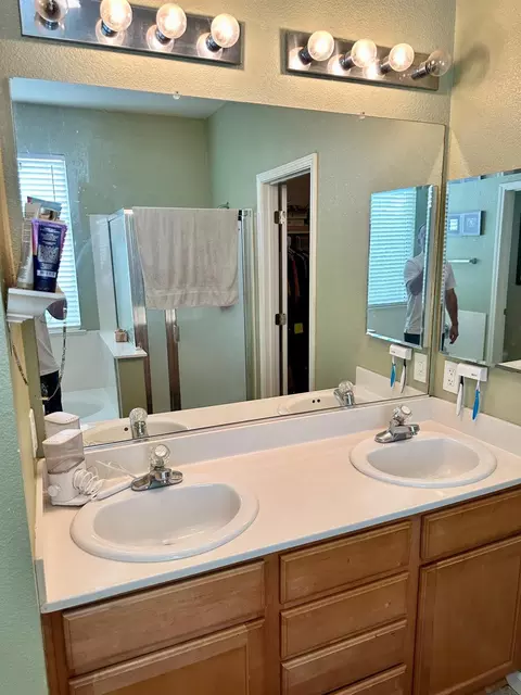 Bath - 1206 Swan Dr, Patterson, CA 95363 photo 3 of 4