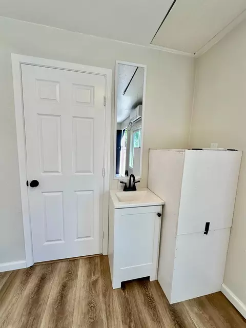 Bath - 2329 Miller Ave, Modesto, CA 95354 photo 4 of 5