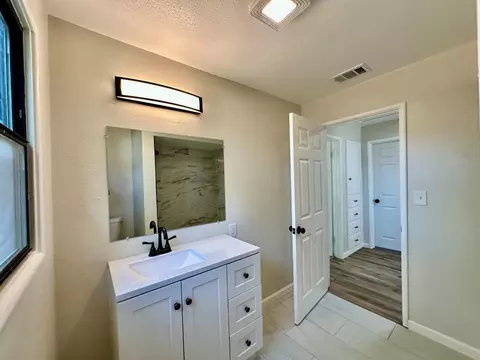 Bath - 2329 Miller Ave, Modesto, CA 95354 photo 2 of 5