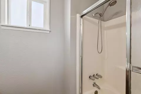 Bath - 455 Peerless Way #5, Tracy, CA 95376 photo 4 of 5