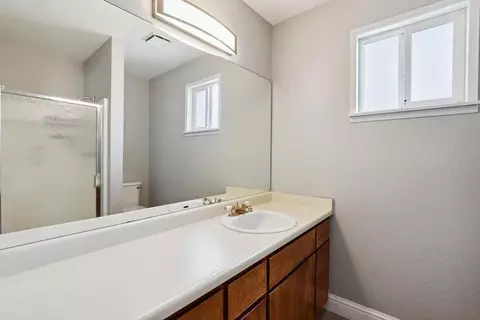 Bath - 455 Peerless Way #5, Tracy, CA 95376 photo 3 of 5