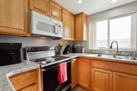 Kitchen - 455 Peerless Way #5, Tracy, CA 95376 photo 3 of 5