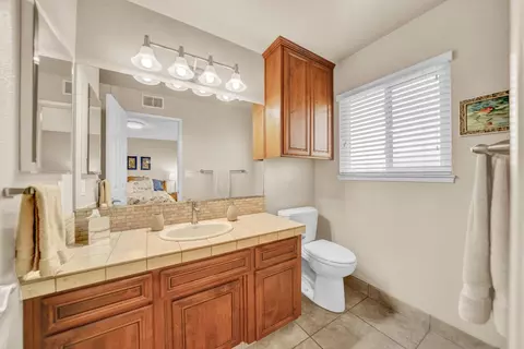Bath - 2020 Woodacre Dr, Modesto, CA 95355 photo 1 of 4