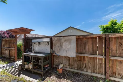 Exterior - 1377 Arbor Brook Dr, Manteca, CA 95336 photo 16 of 22