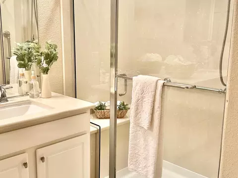 Bath - 1377 Arbor Brook Dr, Manteca, CA 95336 photo 2 of 4
