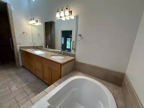 Bath - 44791 N El Macero Dr, El Macero, CA 95618 photo 1 of 4