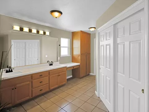 Bath - 661 Simeon Ct, Ripon, CA 95366 photo 5 of 8