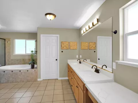 Bath - 661 Simeon Ct, Ripon, CA 95366 photo 3 of 8