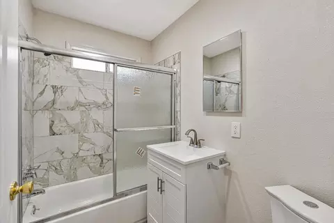 Bath - 1670 Marthella Ave, Merced, CA 95341 photo 1 of 1