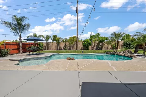 Exterior - 946 Foxfire Dr, Manteca, CA 95337 photo 4 of 8