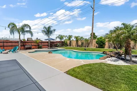 Exterior - 946 Foxfire Dr, Manteca, CA 95337 photo 6 of 8