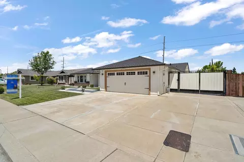 Exterior - 946 Foxfire Dr, Manteca, CA 95337 photo 2 of 8