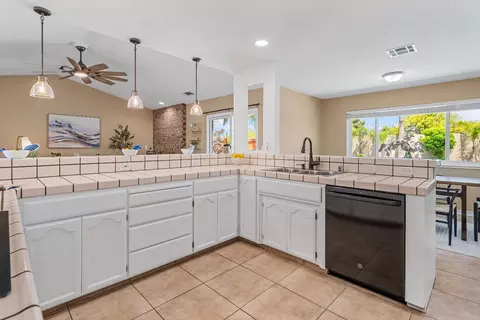 Kitchen - 946 Foxfire Dr, Manteca, CA 95337 photo 4 of 8