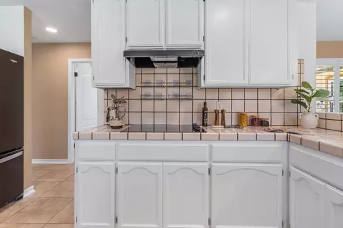 Kitchen - 946 Foxfire Dr, Manteca, CA 95337 photo 7 of 8