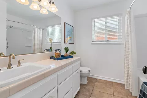 Bath - 946 Foxfire Dr, Manteca, CA 95337 photo 1 of 3