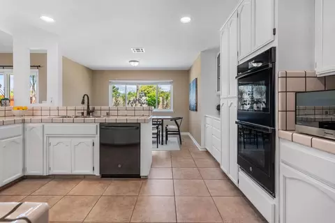 Kitchen - 946 Foxfire Dr, Manteca, CA 95337 photo 5 of 8