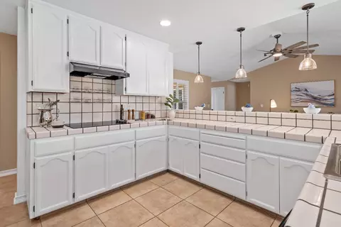 Kitchen - 946 Foxfire Dr, Manteca, CA 95337 photo 3 of 8