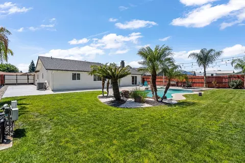 Exterior - 946 Foxfire Dr, Manteca, CA 95337 photo 5 of 8