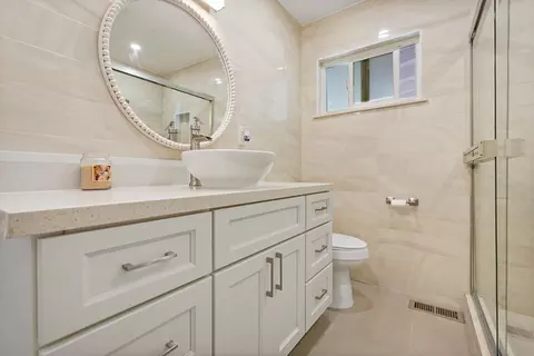 Bath - 1829 Glouster Way, Modesto, CA 95350 photo 2 of 4