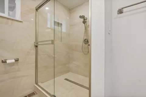 Bath - 1829 Glouster Way, Modesto, CA 95350 photo 3 of 4