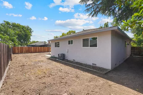Exterior - 1829 Glouster Way, Modesto, CA 95350 photo 5 of 6