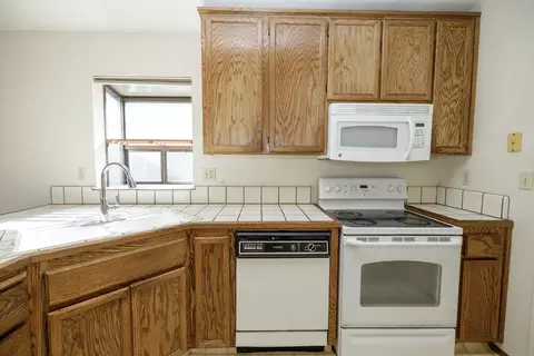 Kitchen - 2509 Walnut Park Dr, Modesto, CA 95355 photo 4 of 5