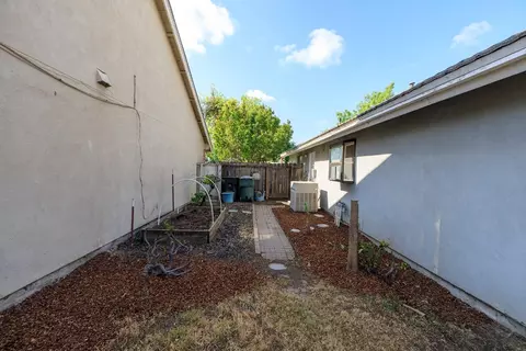 Exterior - 2509 Walnut Park Dr, Modesto, CA 95355 photo 4 of 9