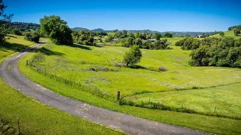 237 Sunshine Ln, Mokelumne Hill, CA 95245