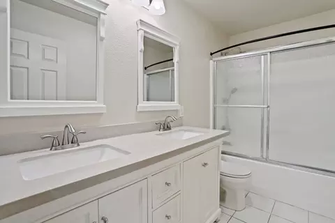 Bath - 873 Ruess Rd, Ripon, CA 95366 photo 1 of 3