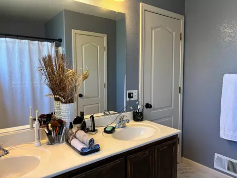 Bath - 1617 Heath Way, Ceres, CA 95307 photo 4 of 7
