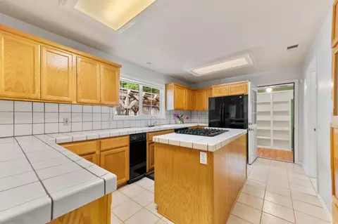 Kitchen - 12501 Wolf Rd, Grass Valley, CA 95949 photo 4 of 5