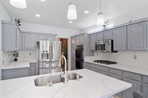 Kitchen - 1724 Stonum Rd, Modesto, CA 95351 photo 4 of 5