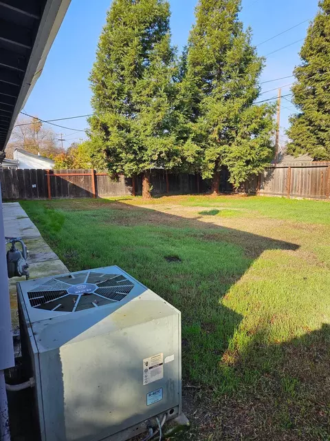 Exterior - 901 Whittier Ave, Modesto, CA 95350 photo 6 of 11