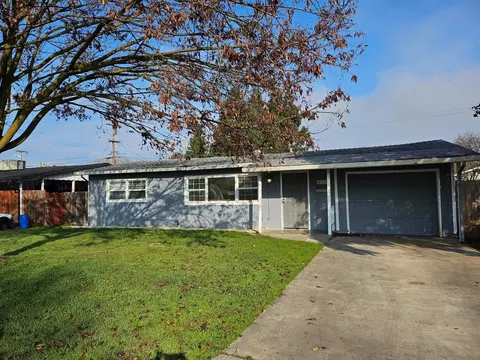 Exterior - 901 Whittier Ave, Modesto, CA 95350 photo 1 of 11