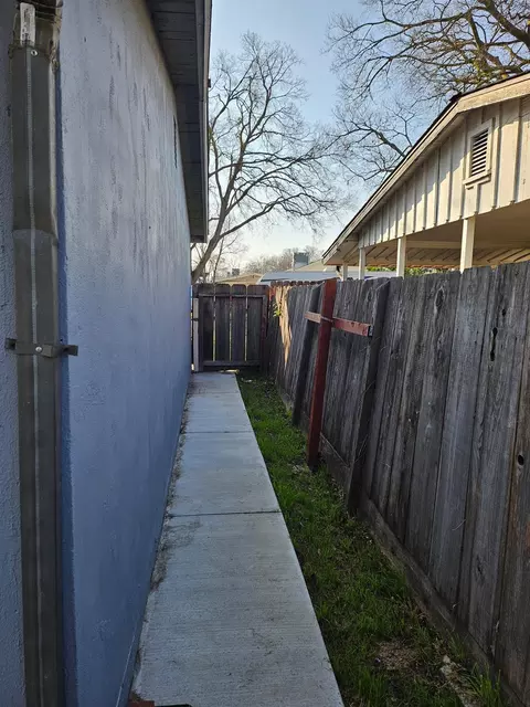 Exterior - 901 Whittier Ave, Modesto, CA 95350 photo 4 of 11