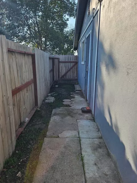 Exterior - 901 Whittier Ave, Modesto, CA 95350 photo 3 of 11