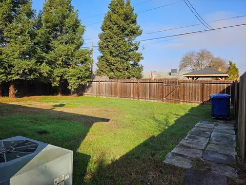 Exterior - 901 Whittier Ave, Modesto, CA 95350 photo 7 of 11